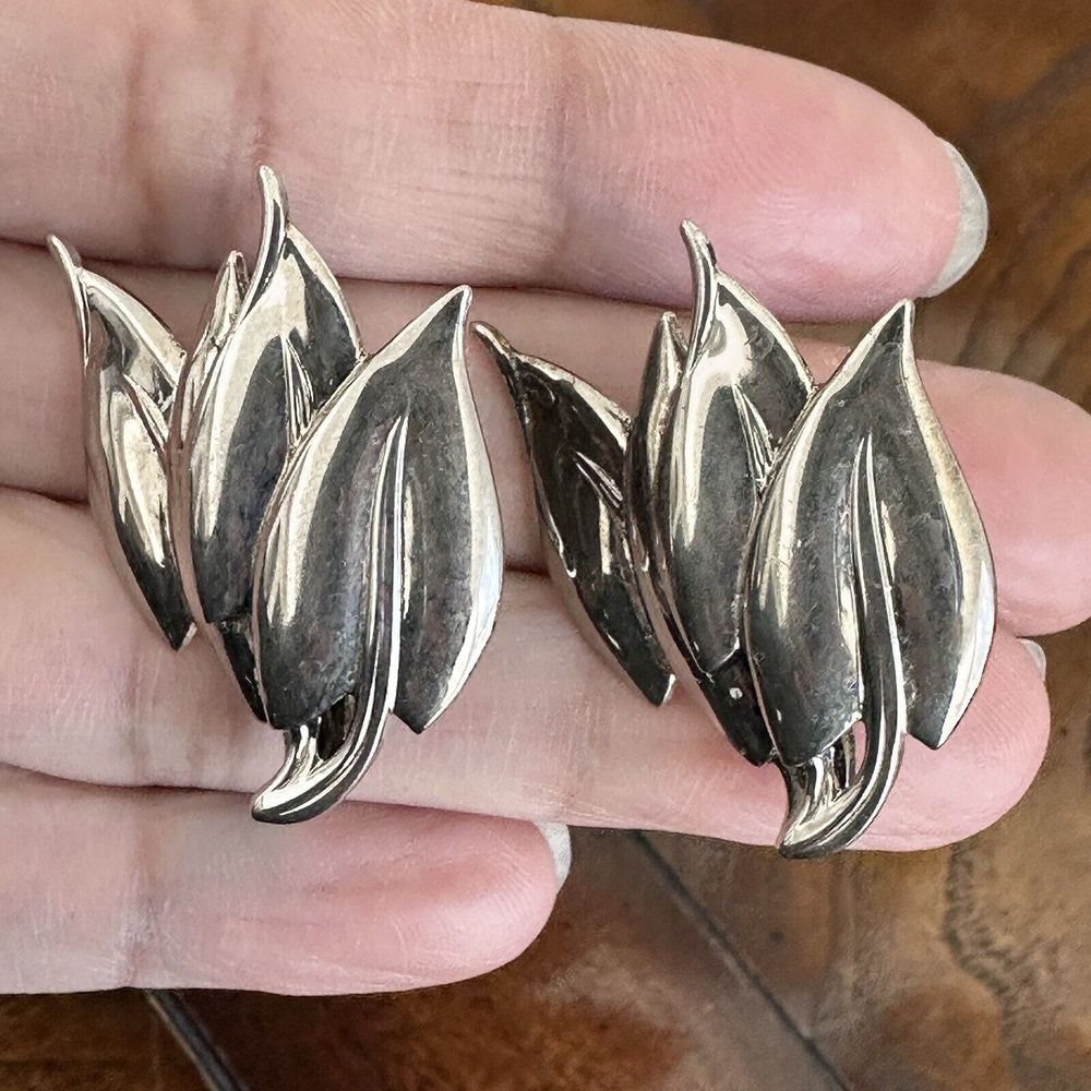 VTG 1940s-50s Toelian TM Clip Earrings 1.25 Inch Silver Leaf Design Minimalist